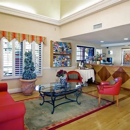 Best Western Plus Raffles Inn & Suites 