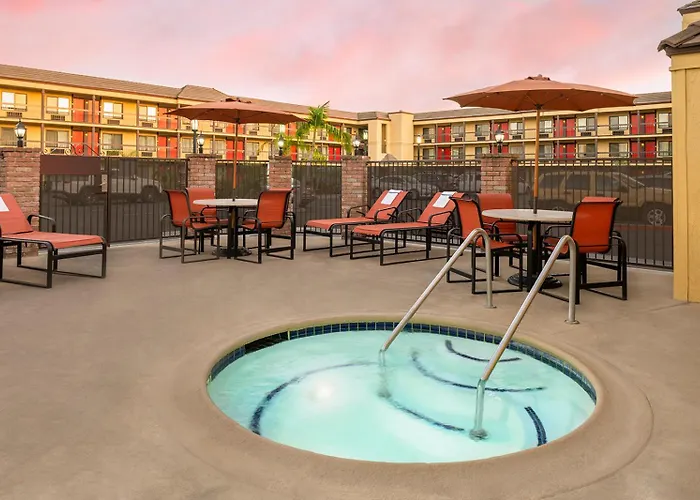 Best Western Plus Raffles Inn&Suites