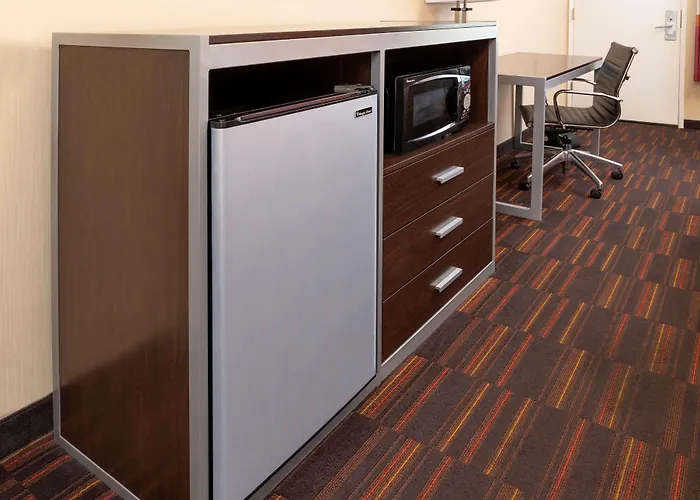 Best Western Plus Raffles Inn & Suites